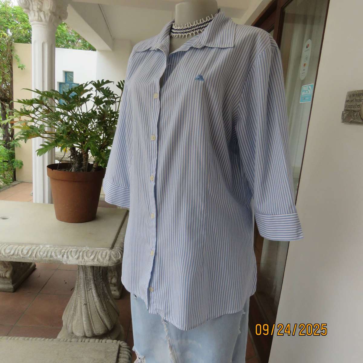 CIT clothing vertical striped polycotton top in blue-white. Button down. Size 40-42