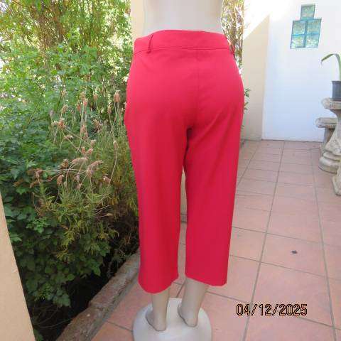 STATURE cropped carmine red polyester pants. Straight legs. Size 38-40