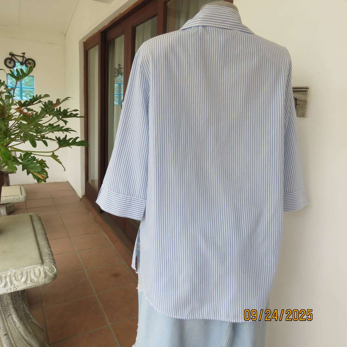 CIT clothing vertical striped polycotton top in blue-white. Button down. Size 40-42