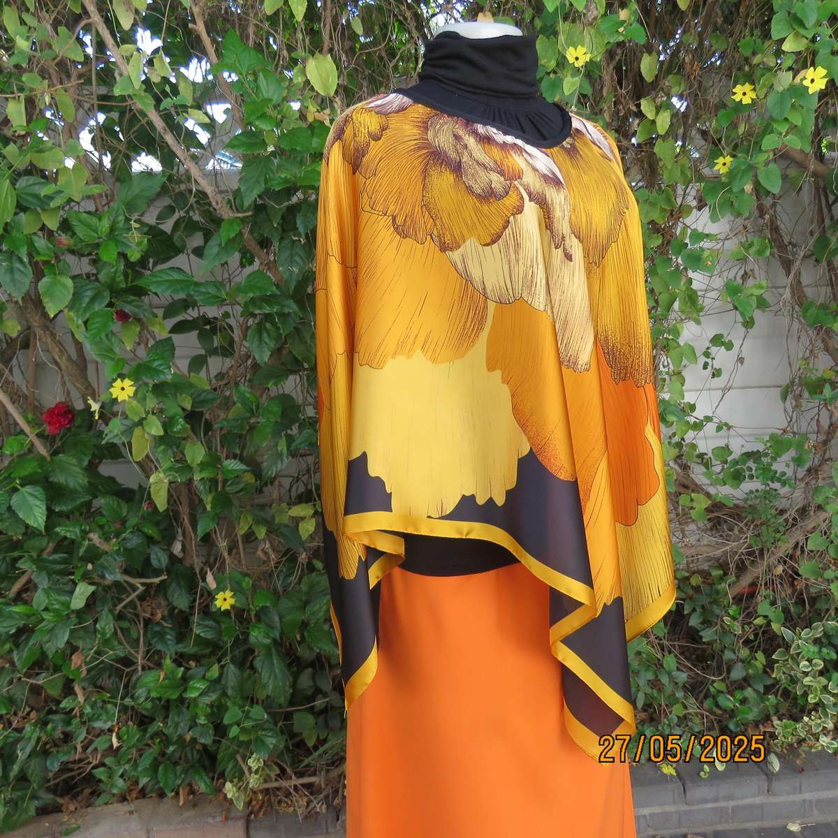 Square throw in silky polyester. In bright autumn colours with black. New item