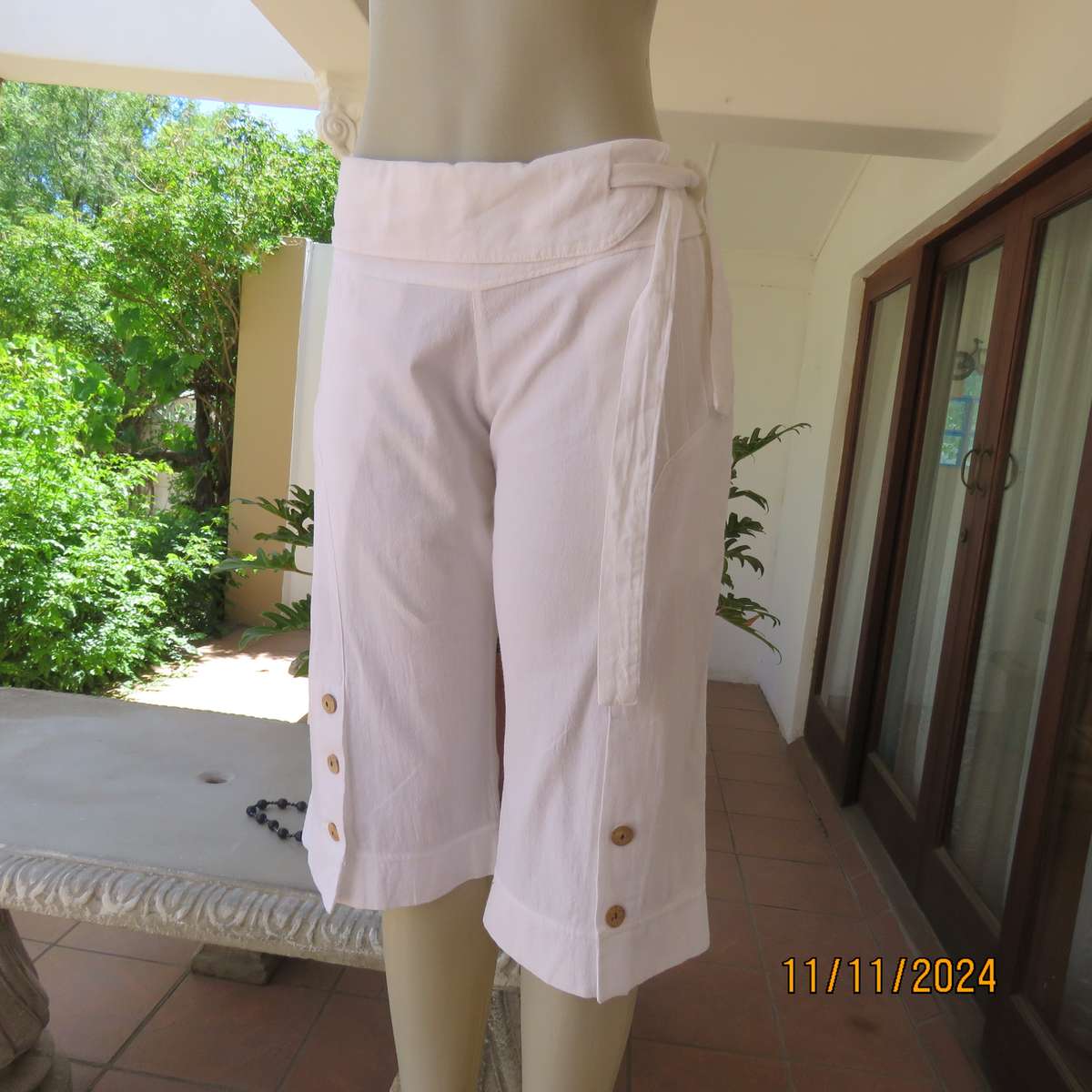 Snow white 100% cotton cropped pants size 38. Unique style. Stitching-button detail. From Thailand