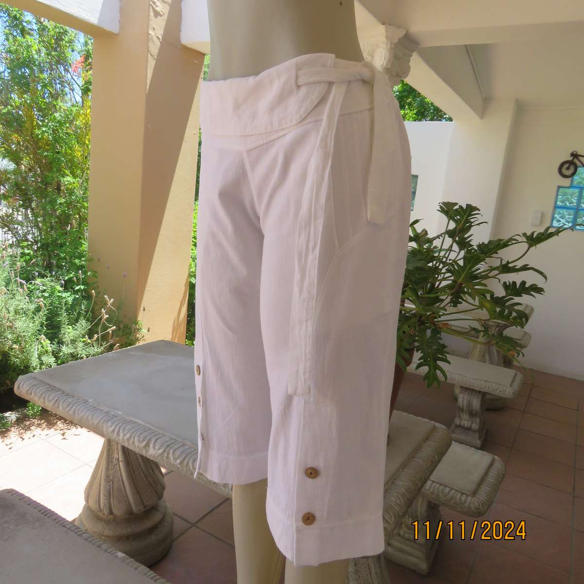 Snow white 100% cotton cropped pants size 38. Unique style. Stitching-button detail. From Thailand