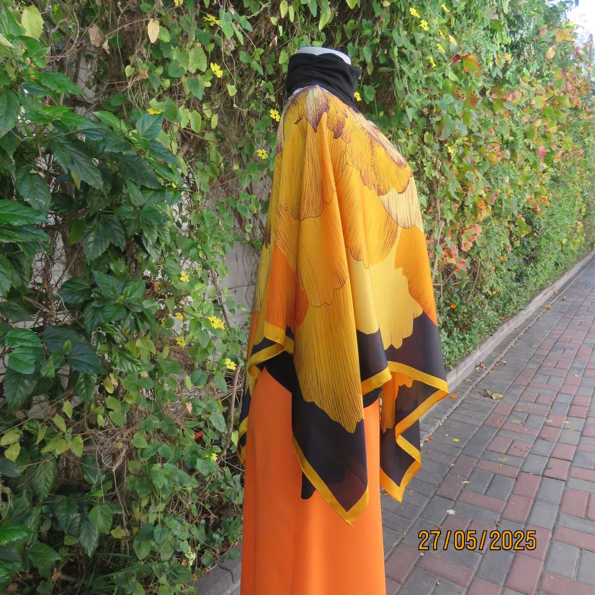 Square throw in silky polyester. In bright autumn colours with black. New item