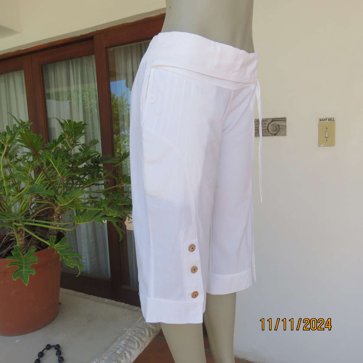 Snow white 100% cotton cropped pants size 38. Unique style. Stitching-button detail. From Thailand