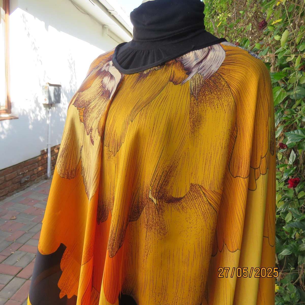 Square throw in silky polyester. In bright autumn colours with black. New item