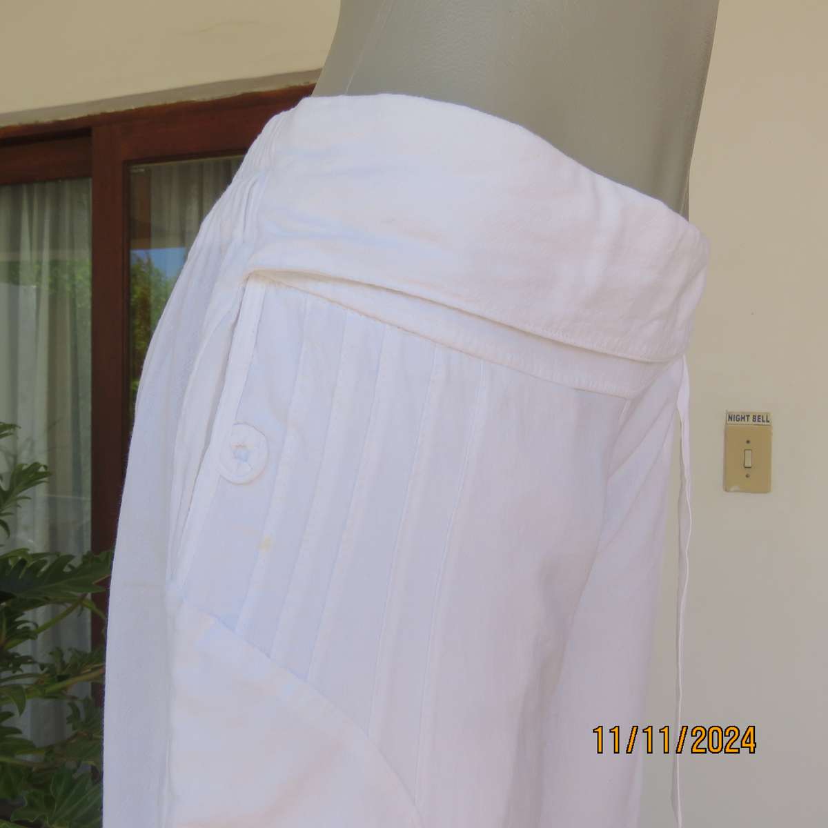 Snow white 100% cotton cropped pants size 38. Unique style. Stitching-button detail. From Thailand