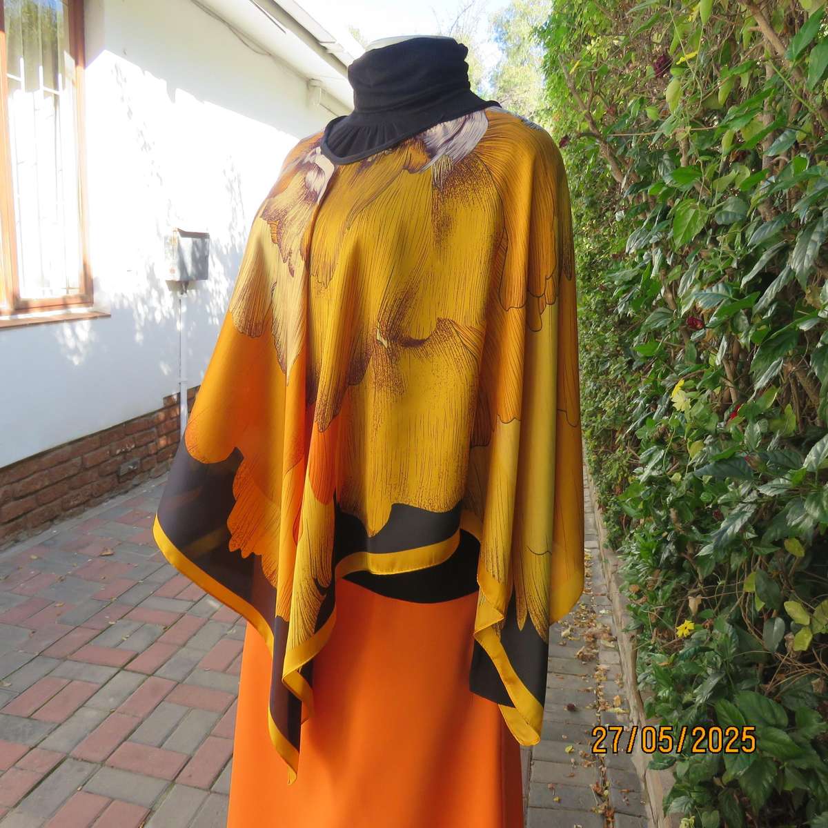 Square throw in silky polyester. In bright autumn colours with black. New item