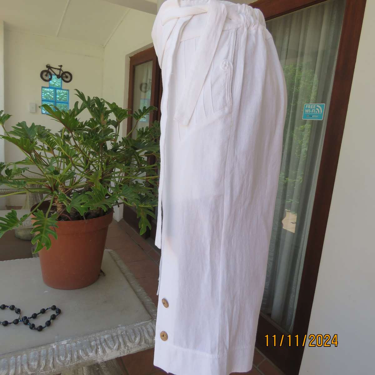 Snow white 100% cotton cropped pants size 38. Unique style. Stitching-button detail. From Thailand