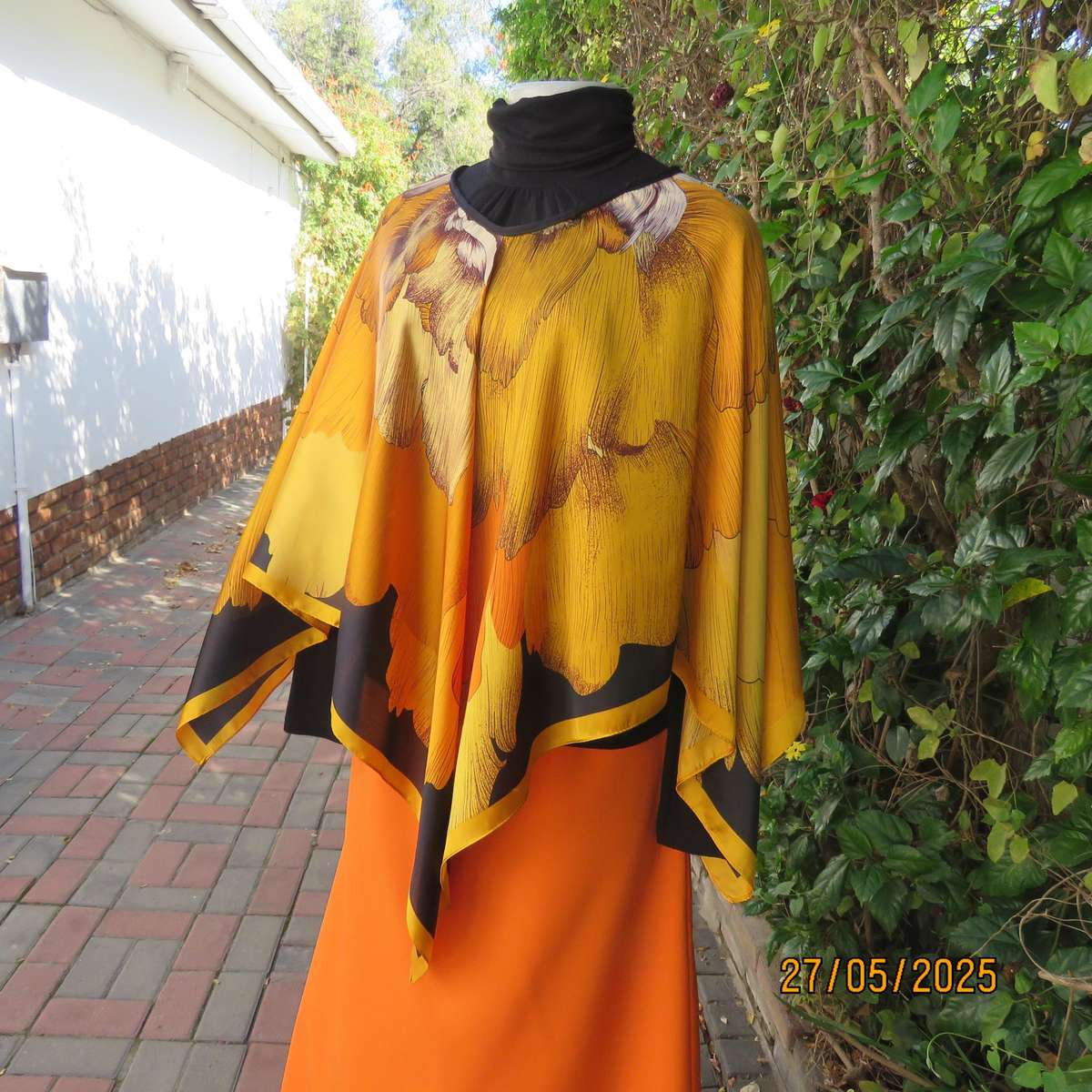 Square throw in silky polyester. In bright autumn colours with black. New item