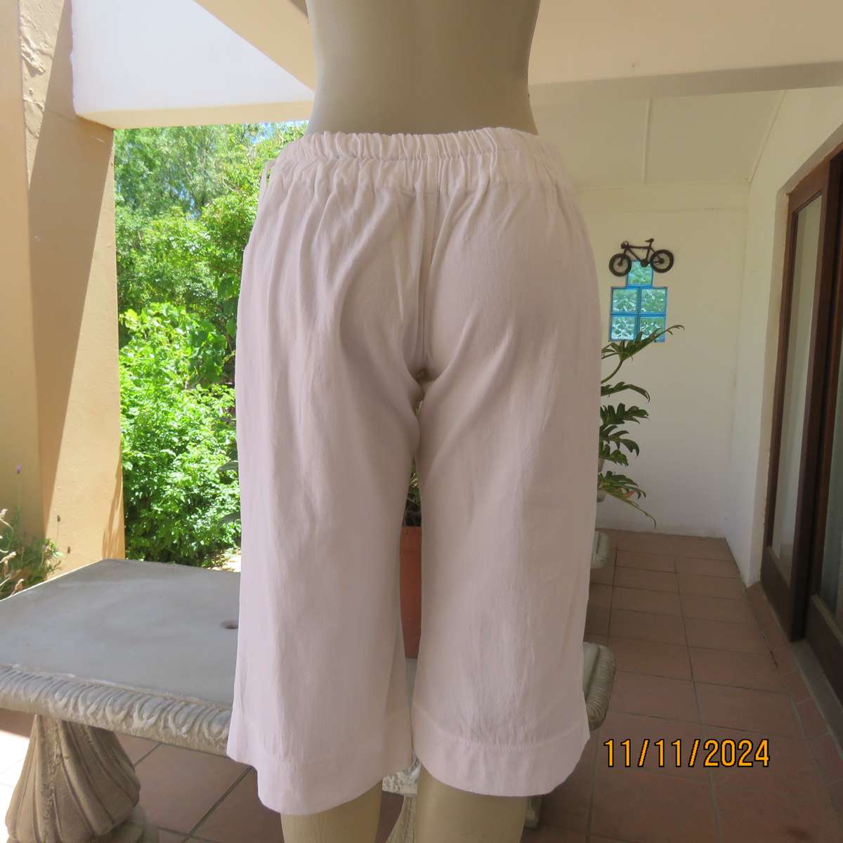 Snow white 100% cotton cropped pants size 38. Unique style. Stitching-button detail. From Thailand