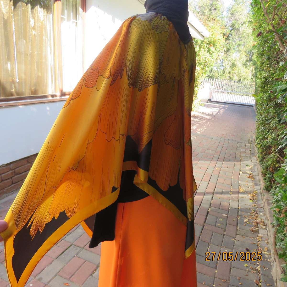 Square throw in silky polyester. In bright autumn colours with black. New item