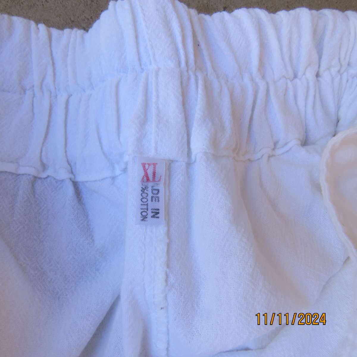 Snow white 100% cotton cropped pants size 38. Unique style. Stitching-button detail. From Thailand