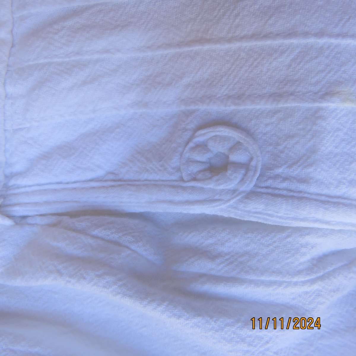 Snow white 100% cotton cropped pants size 38. Unique style. Stitching-button detail. From Thailand