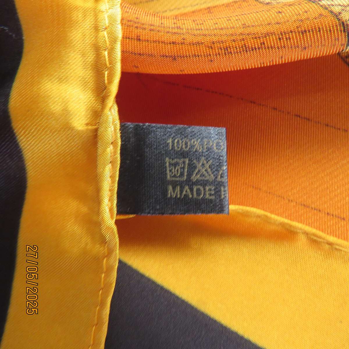 Square throw in silky polyester. In bright autumn colours with black. New item
