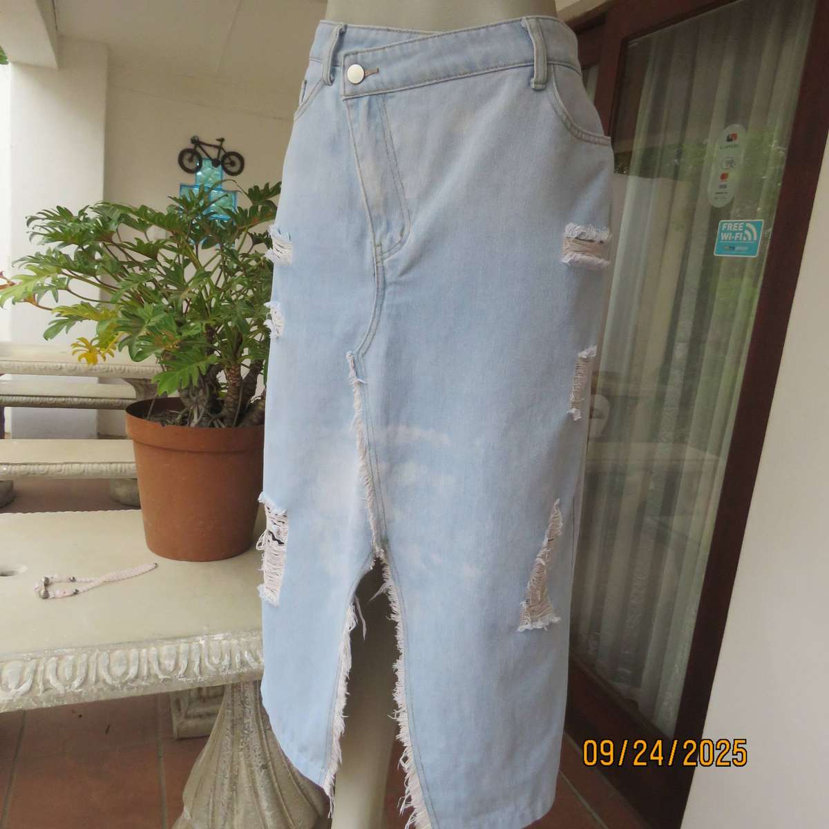 NEW IDOL light blue distressed look denim skirt with V hem opening. Size 40-42
