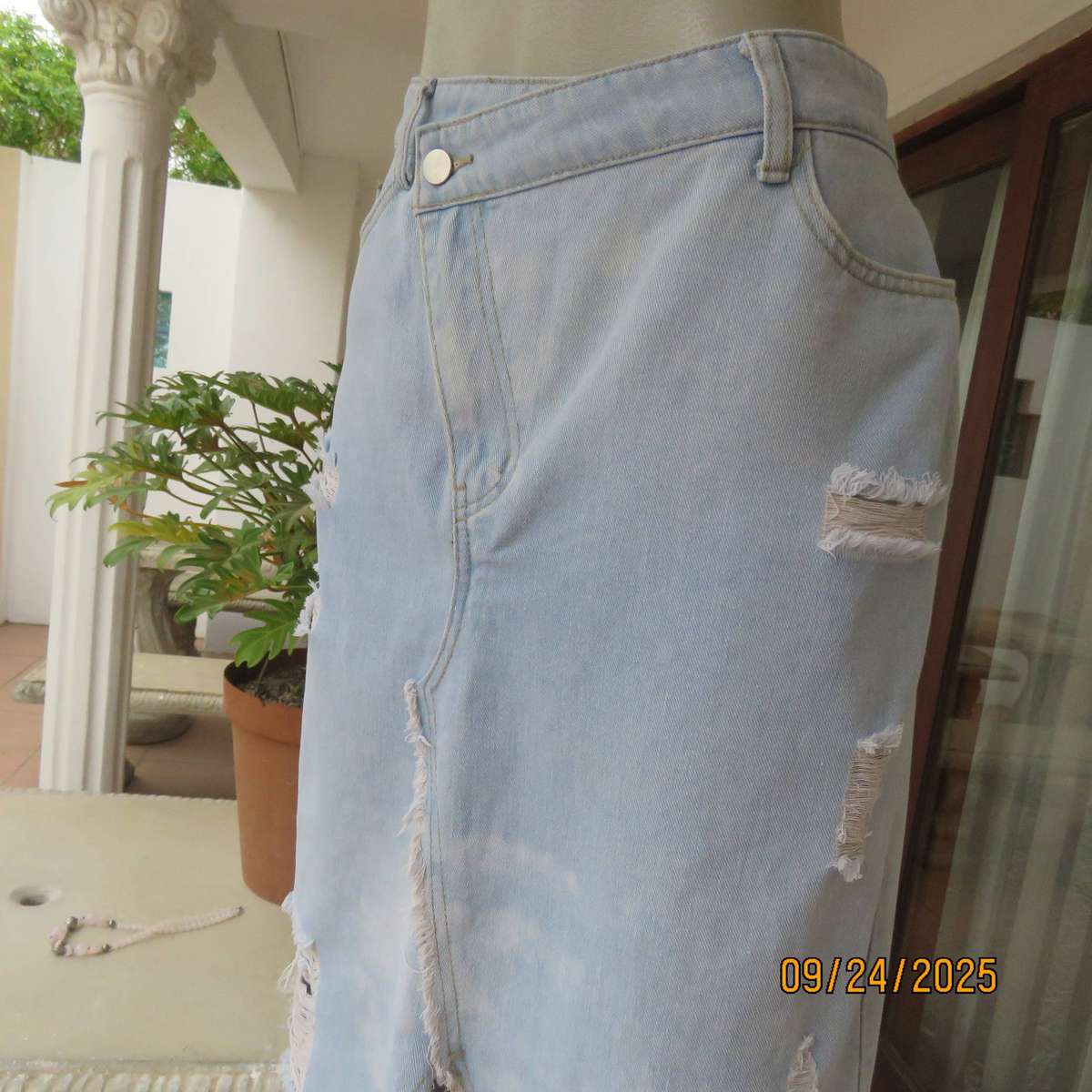 NEW IDOL light blue distressed look denim skirt with V hem opening. Size 40-42