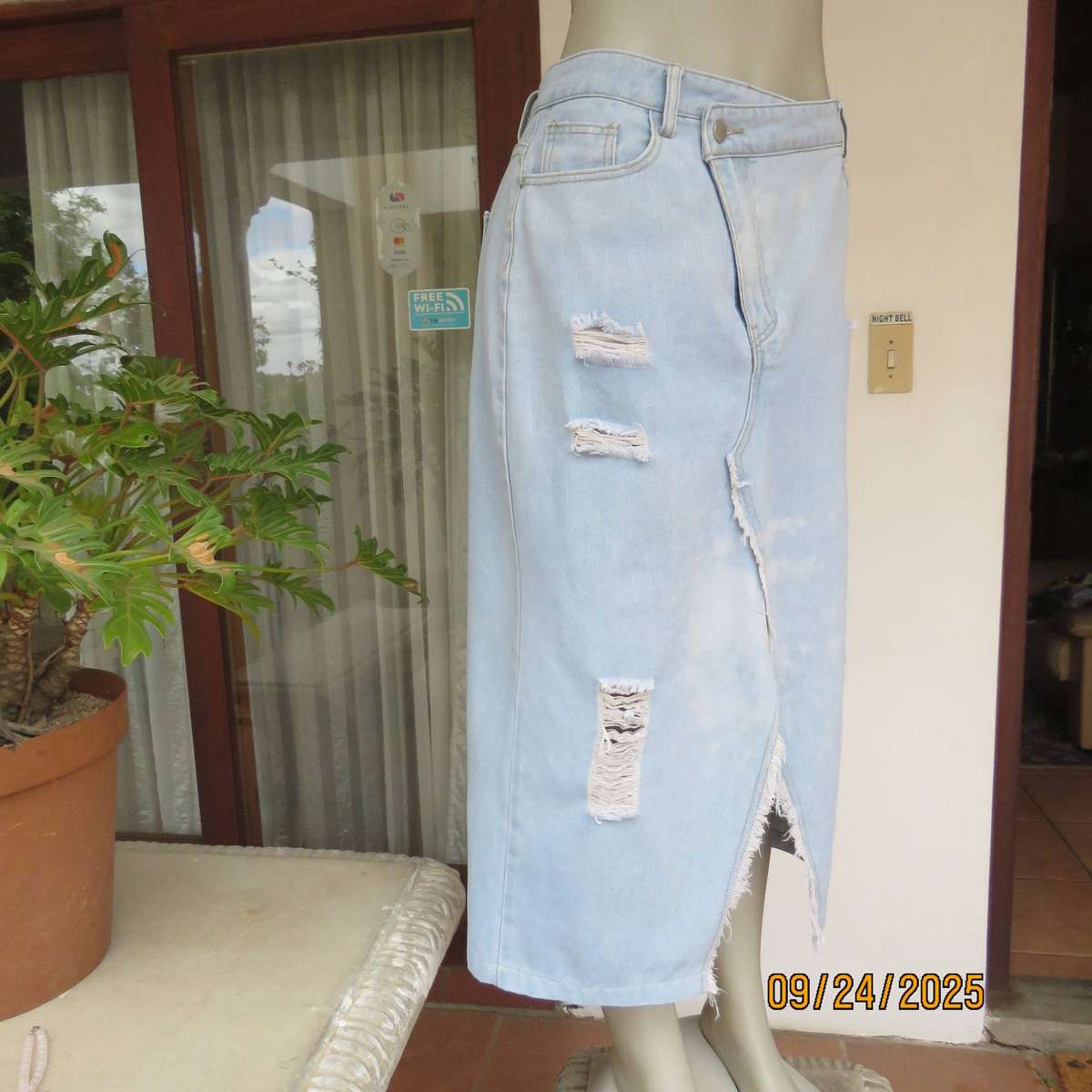 NEW IDOL light blue distressed look denim skirt with V hem opening. Size 40-42