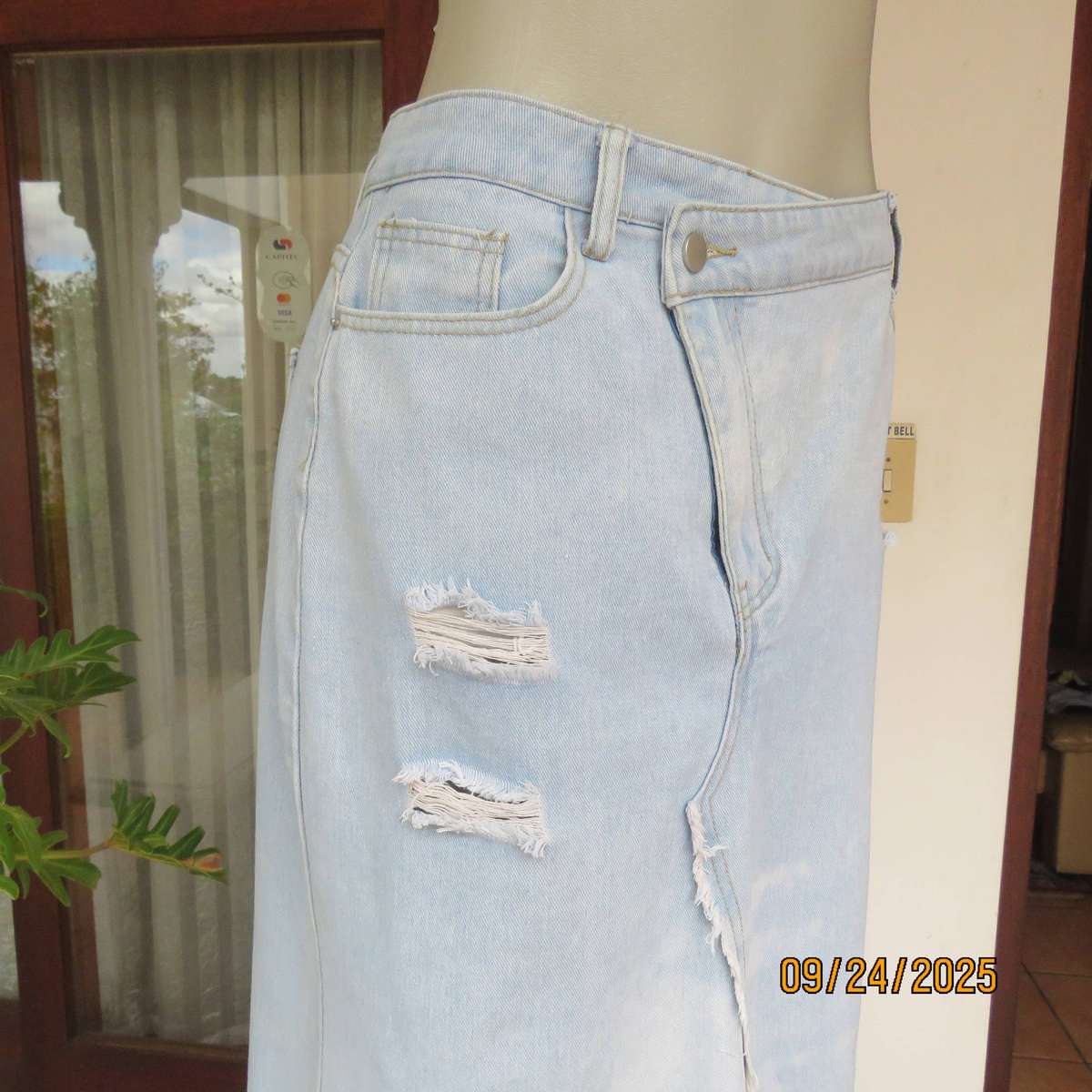 NEW IDOL light blue distressed look denim skirt with V hem opening. Size 40-42