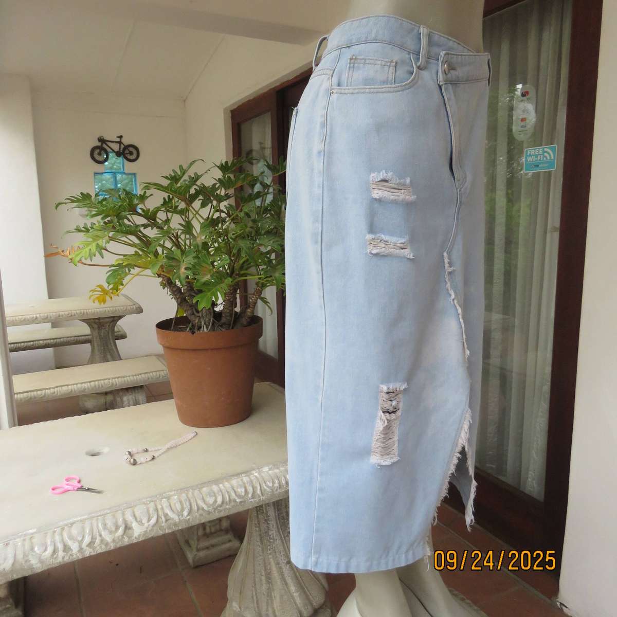 NEW IDOL light blue distressed look denim skirt with V hem opening. Size 40-42