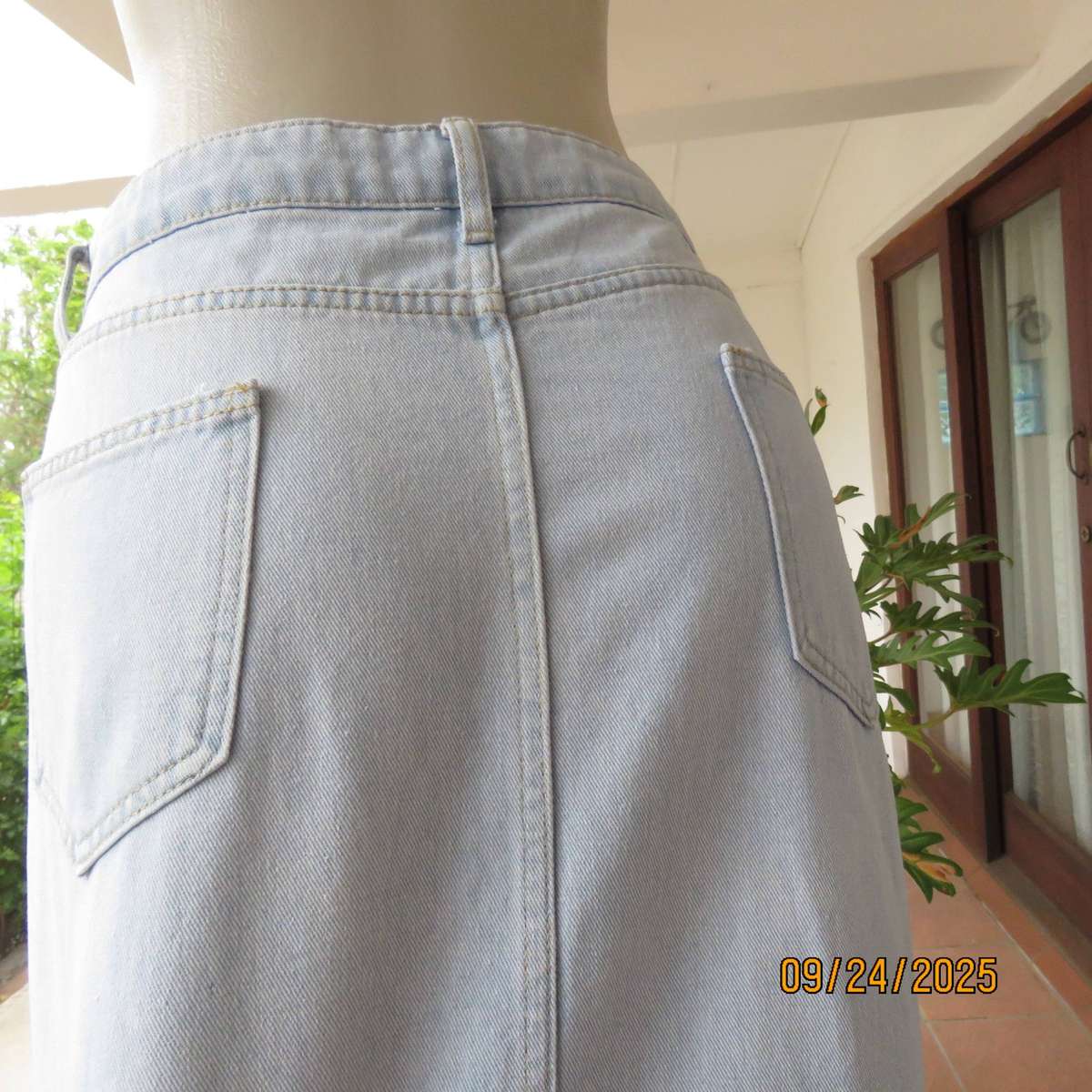 NEW IDOL light blue distressed look denim skirt with V hem opening. Size 40-42
