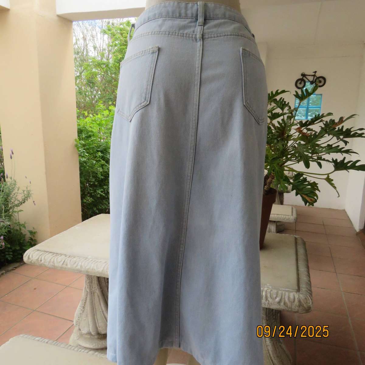 NEW IDOL light blue distressed look denim skirt with V hem opening. Size 40-42
