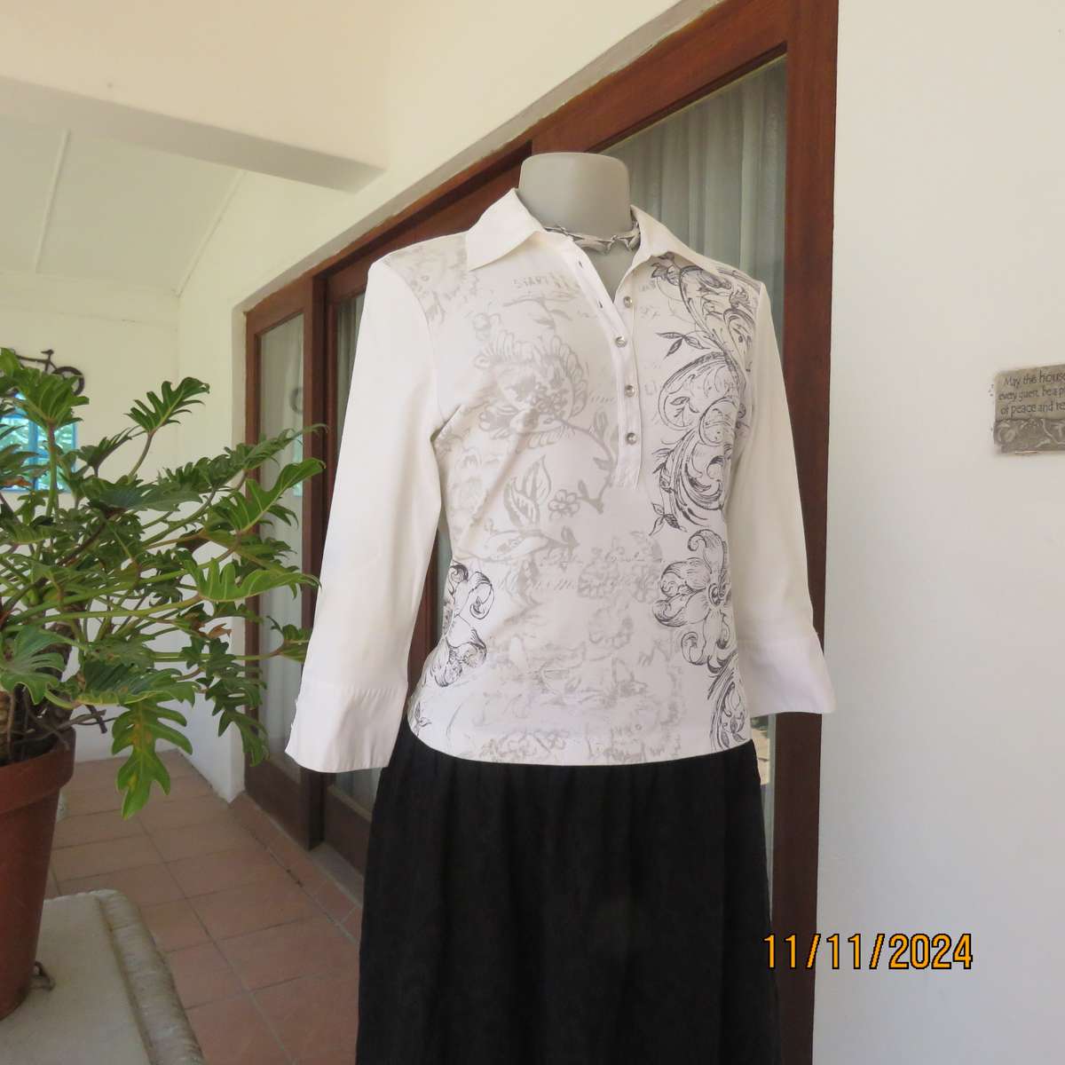 High quality GERRY WEBER Germany long sleeve 100% cotton cropped top .Black/Silver front.Size 32