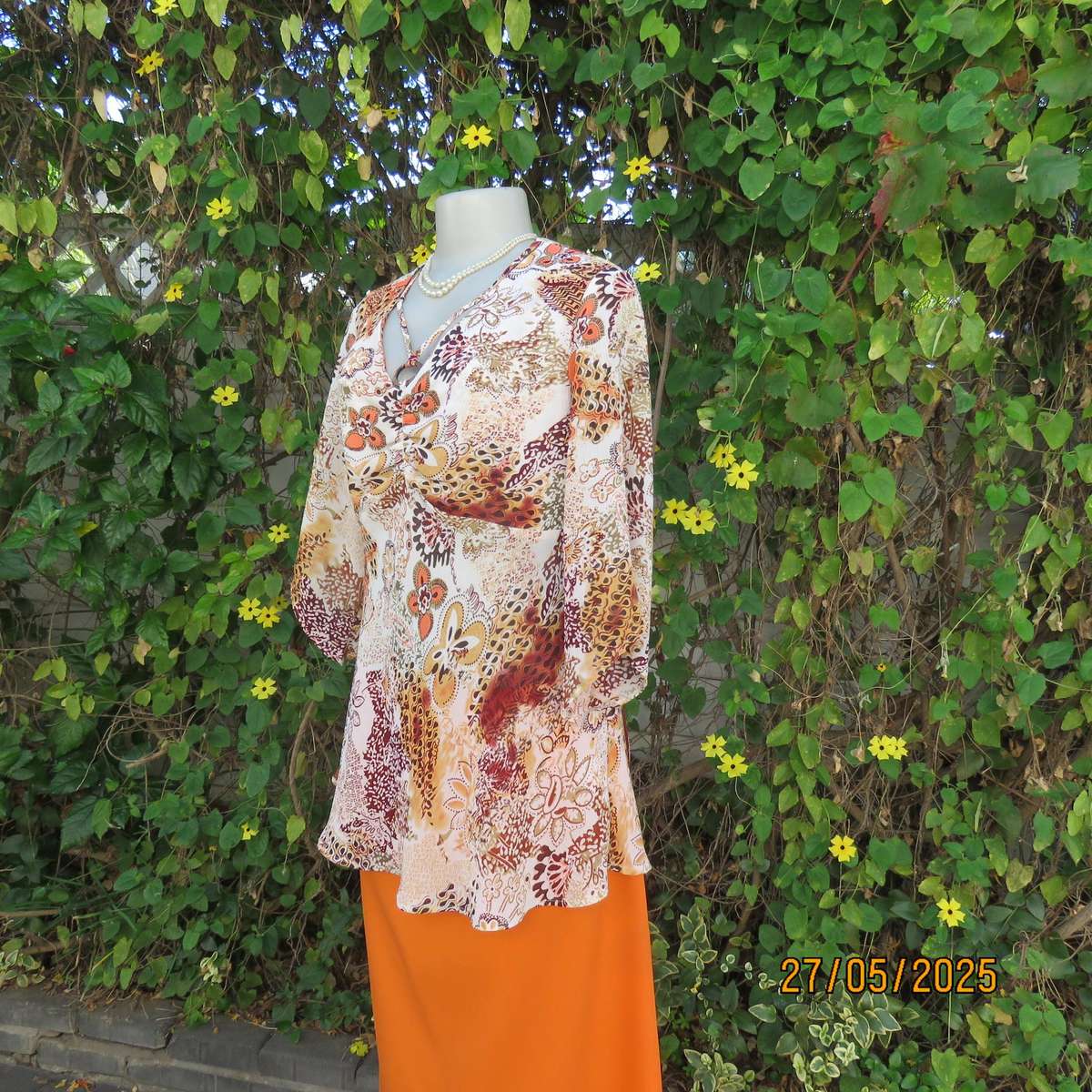 MERIEN HAL cream patterned slightly creased polyester empire top. Elbow sleeves. Size 38