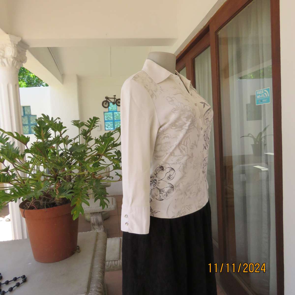 High quality GERRY WEBER Germany long sleeve 100% cotton cropped top .Black/Silver front.Size 32