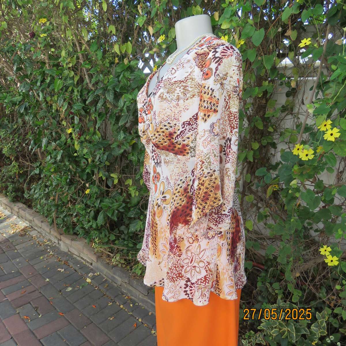 MERIEN HAL cream patterned slightly creased polyester empire top. Elbow sleeves. Size 38