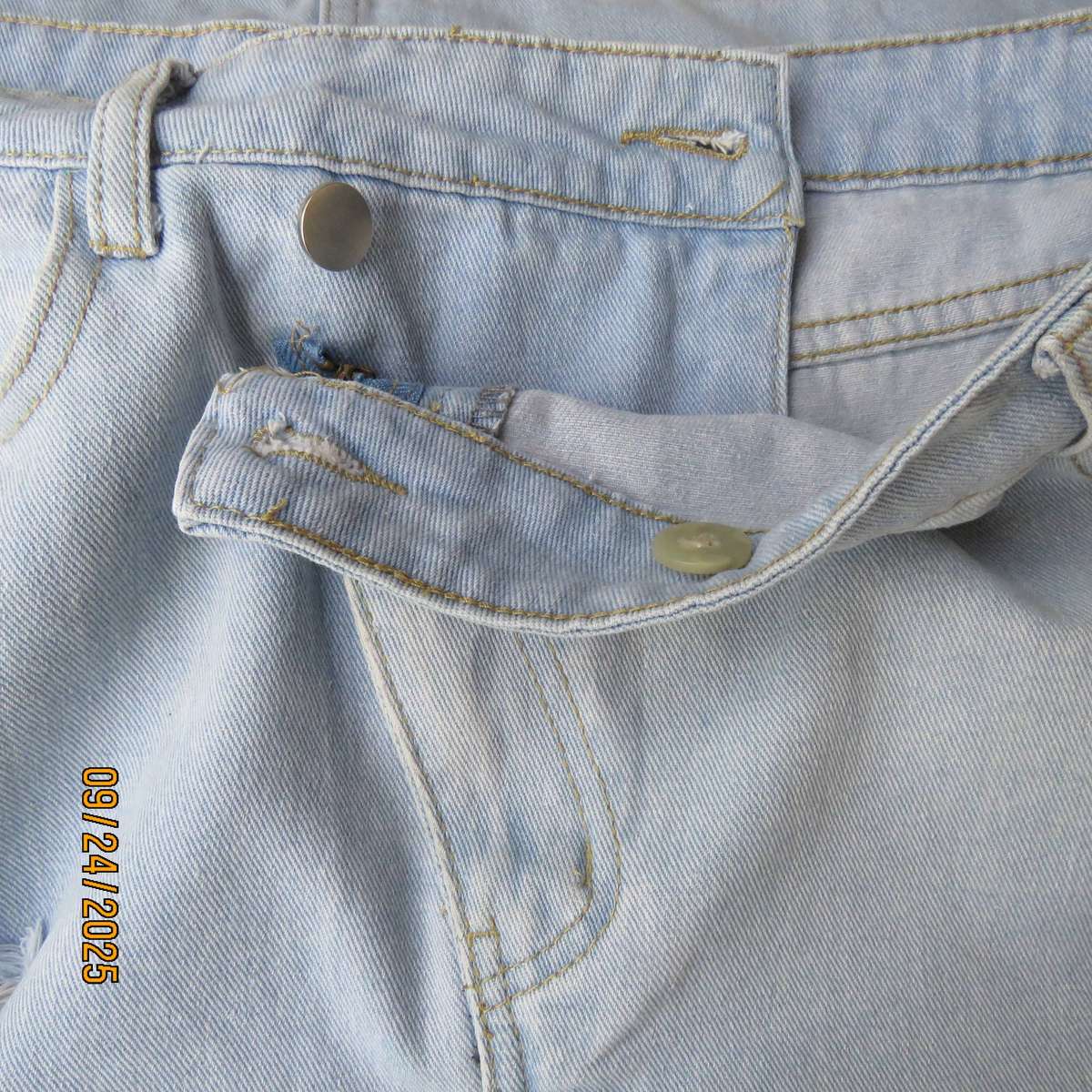 NEW IDOL light blue distressed look denim skirt with V hem opening. Size 40-42