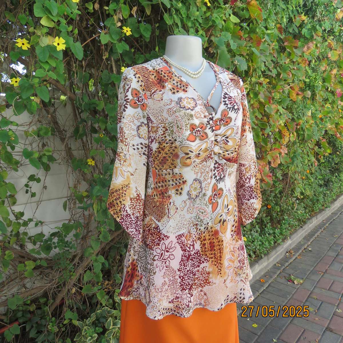 MERIEN HAL cream patterned slightly creased polyester empire top. Elbow sleeves. Size 38