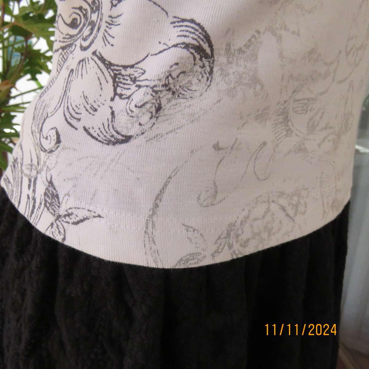 High quality GERRY WEBER Germany long sleeve 100% cotton cropped top .Black/Silver front.Size 32