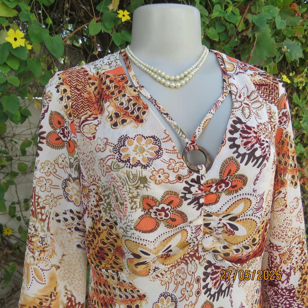 MERIEN HAL cream patterned slightly creased polyester empire top. Elbow sleeves. Size 38