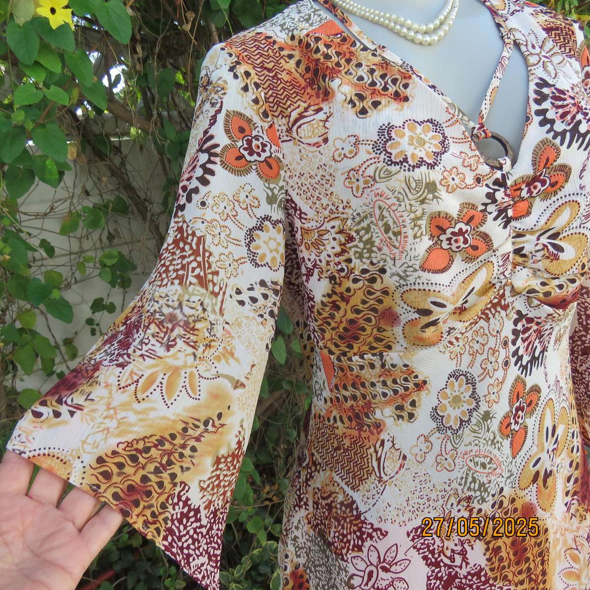 MERIEN HAL cream patterned slightly creased polyester empire top. Elbow sleeves. Size 38