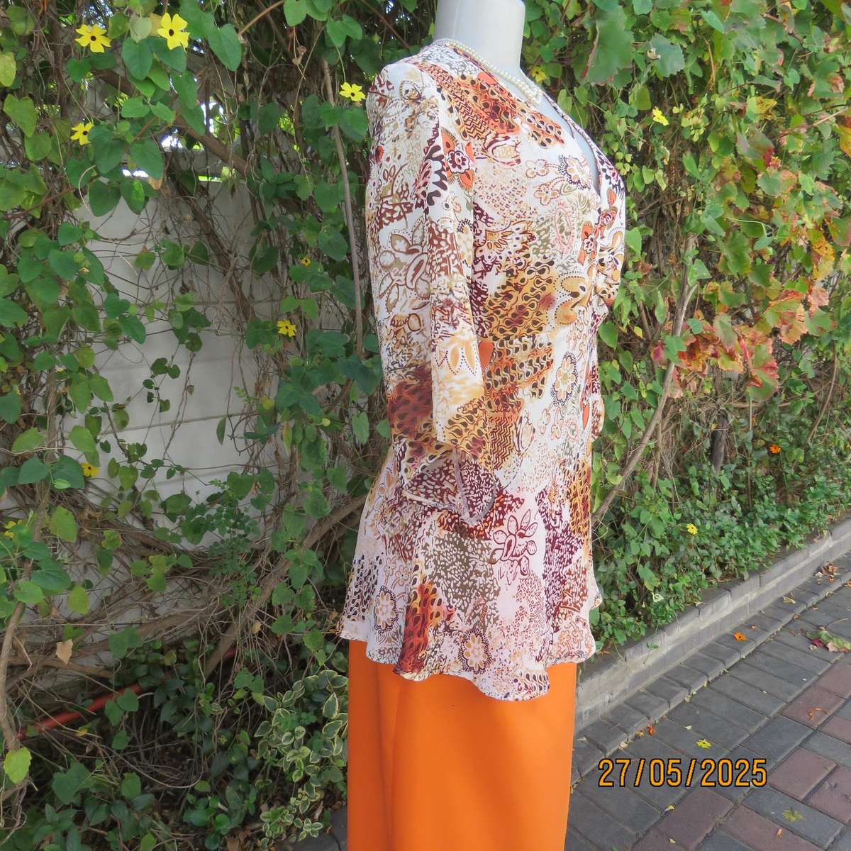 MERIEN HAL cream patterned slightly creased polyester empire top. Elbow sleeves. Size 38