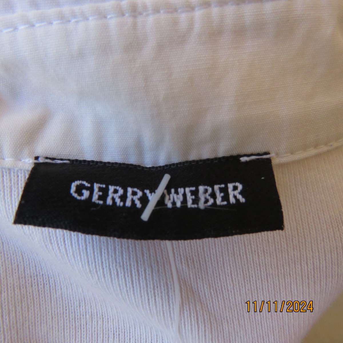 High quality GERRY WEBER Germany long sleeve 100% cotton cropped top .Black/Silver front.Size 32
