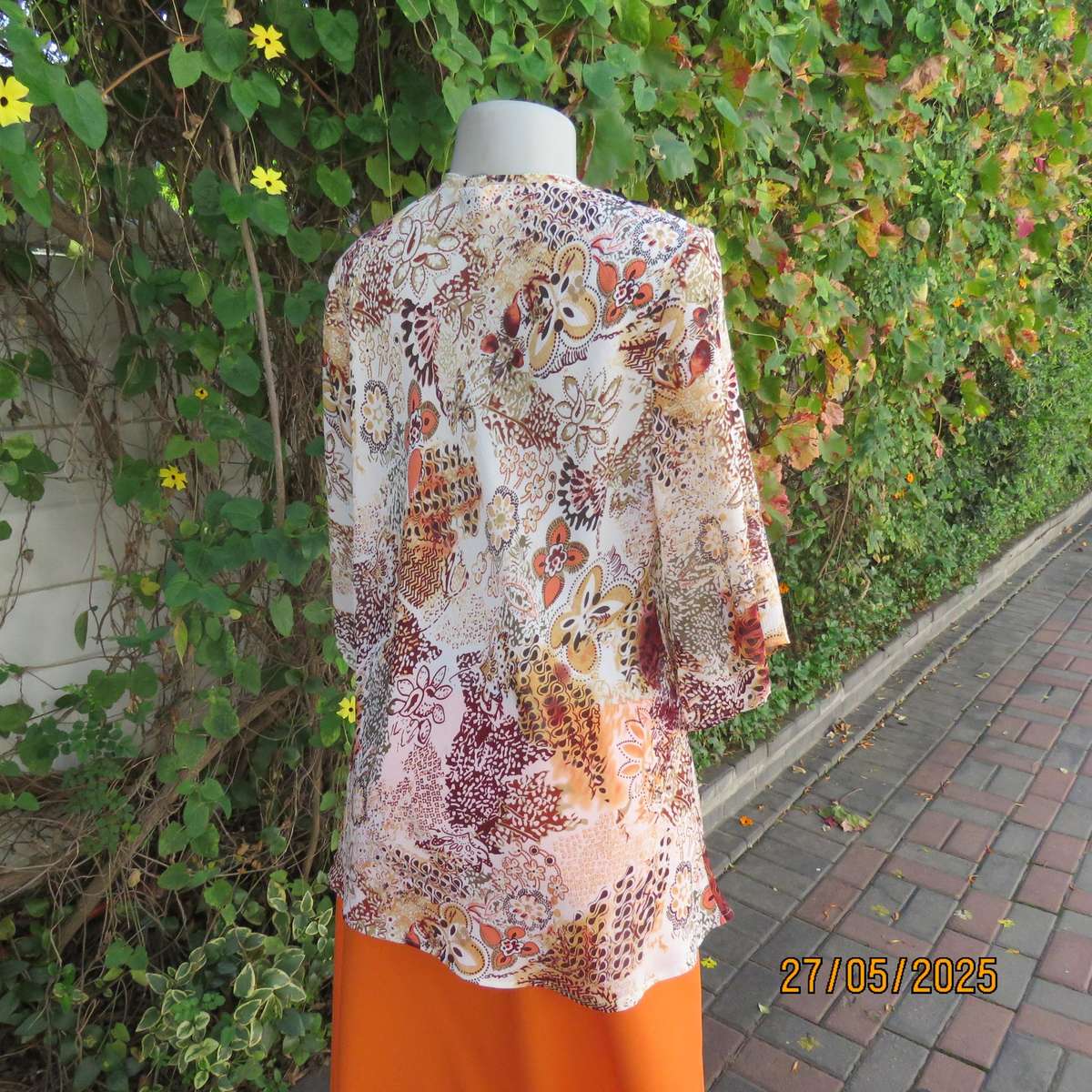 MERIEN HAL cream patterned slightly creased polyester empire top. Elbow sleeves. Size 38