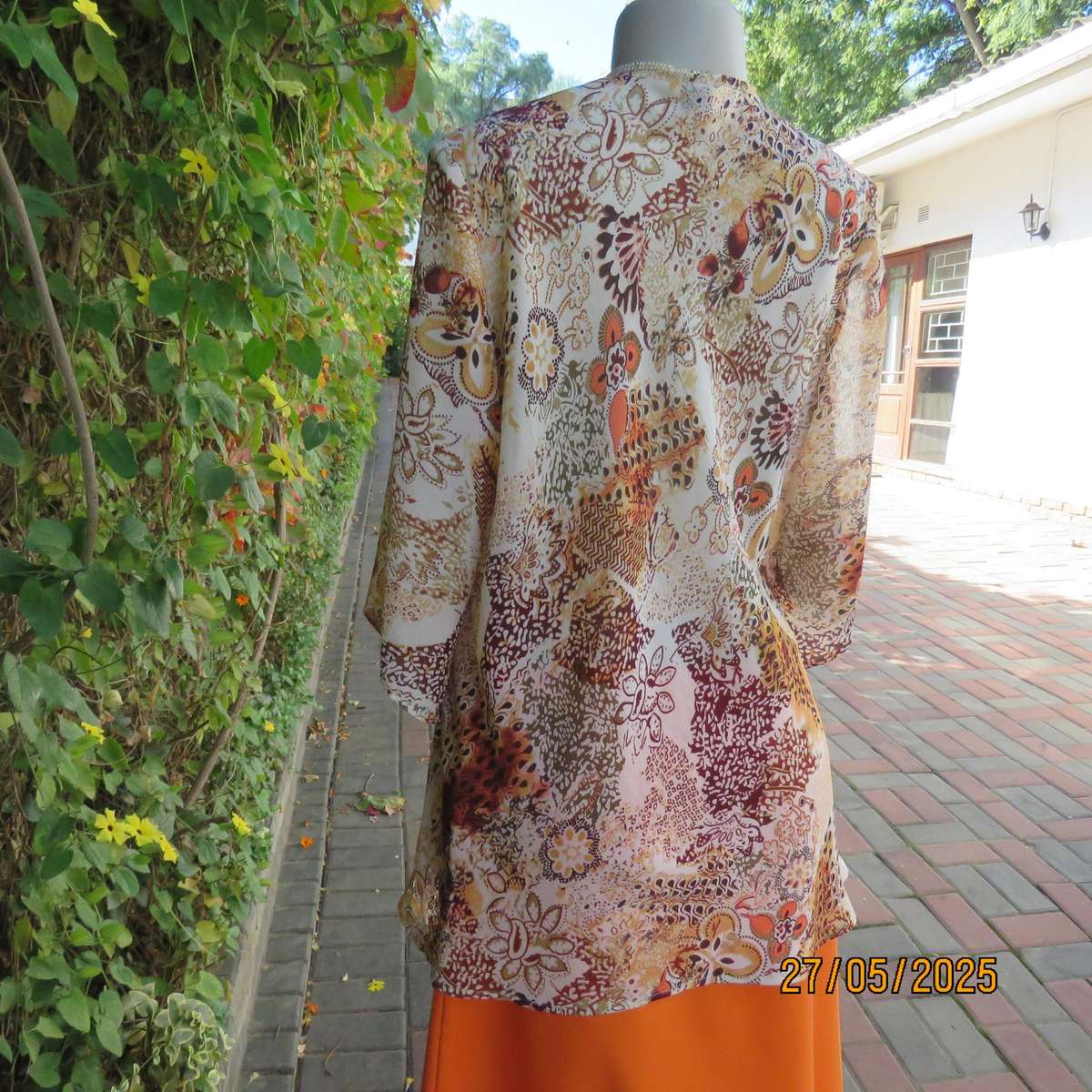 MERIEN HAL cream patterned slightly creased polyester empire top. Elbow sleeves. Size 38