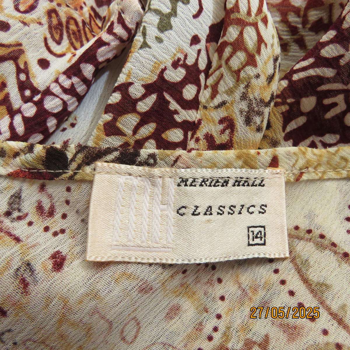 MERIEN HAL cream patterned slightly creased polyester empire top. Elbow sleeves. Size 38