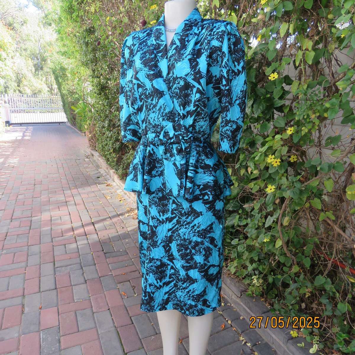 TRUWORTHS peplum style jade-black size 34 dress in embossed polyester. Vintage late 80's