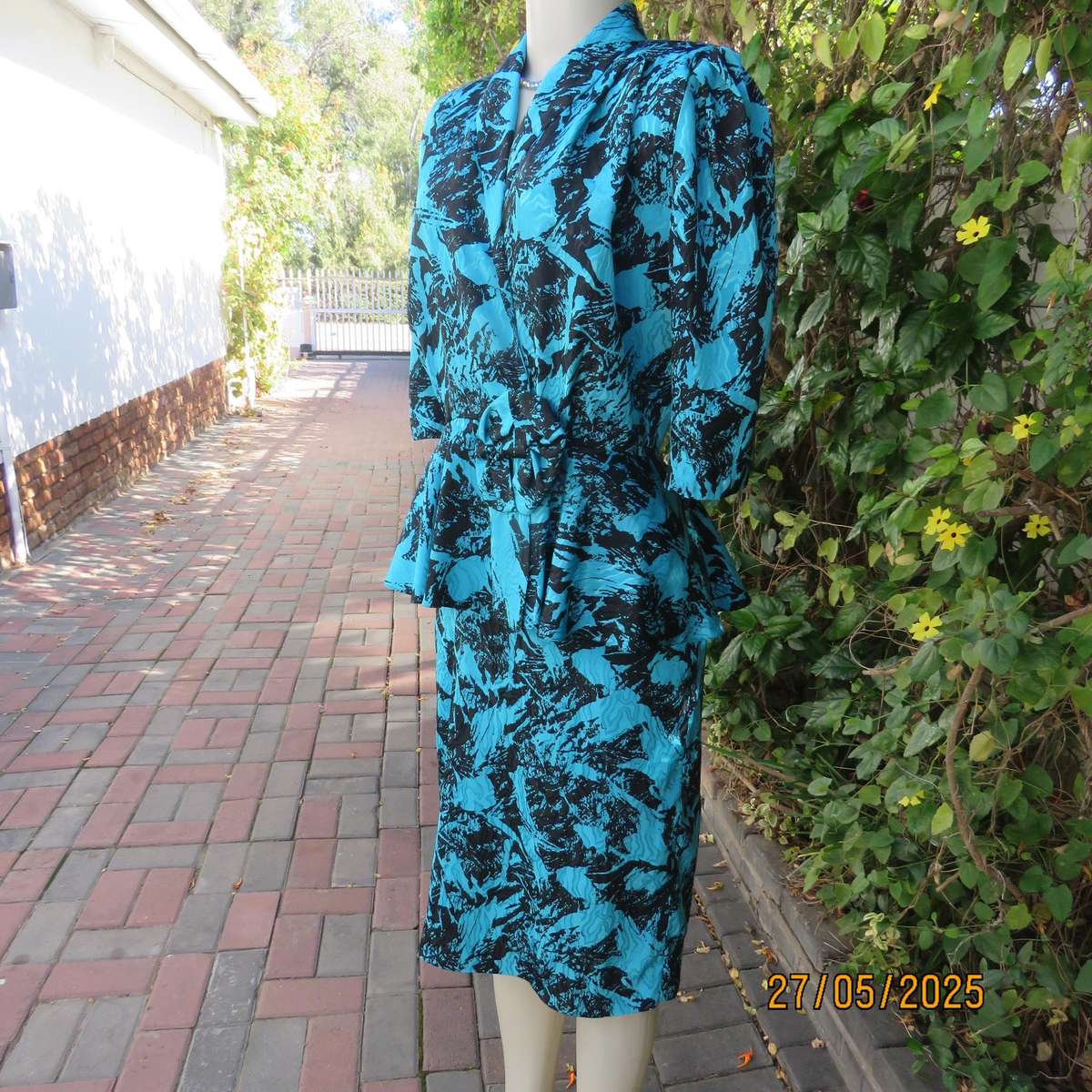 TRUWORTHS peplum style jade-black size 34 dress in embossed polyester. Vintage late 80's