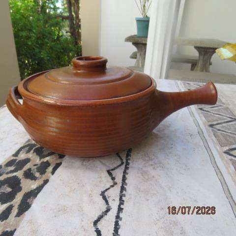 Earthenware glazed clay pot 17cm diameter for slow cooking, similar to donabe