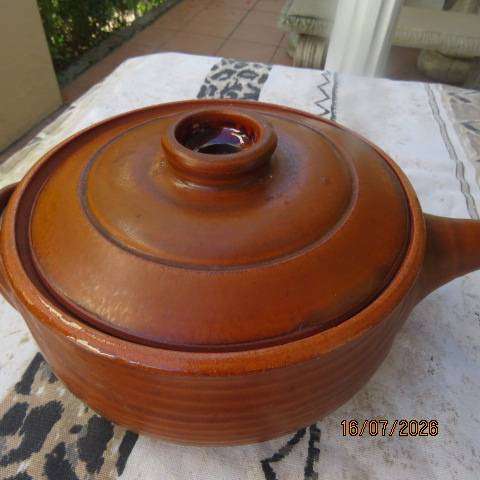 Earthenware glazed clay pot 17cm diameter for slow cooking, similar to donabe