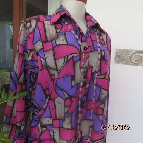 Geometric printed pink-purple-beige-brown long sleeve top in polyester. Size 40