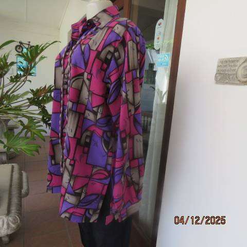 Geometric printed pink-purple-beige-brown long sleeve top in polyester. Size 40