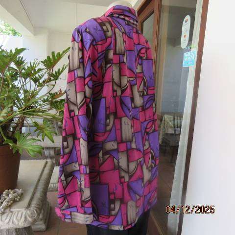 Geometric printed pink-purple-beige-brown long sleeve top in polyester. Size 40