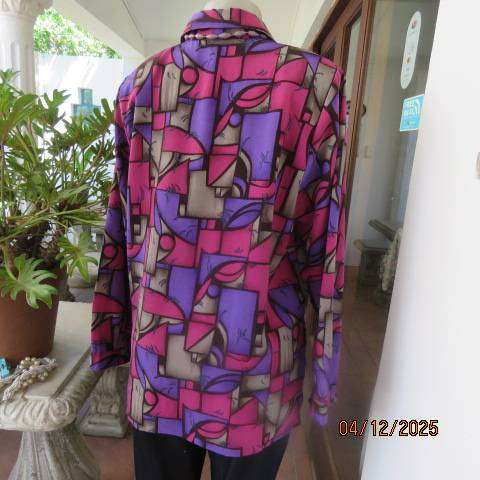 Geometric printed pink-purple-beige-brown long sleeve top in polyester. Size 40