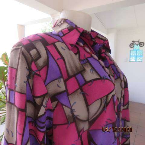 Geometric printed pink-purple-beige-brown long sleeve top in polyester. Size 40