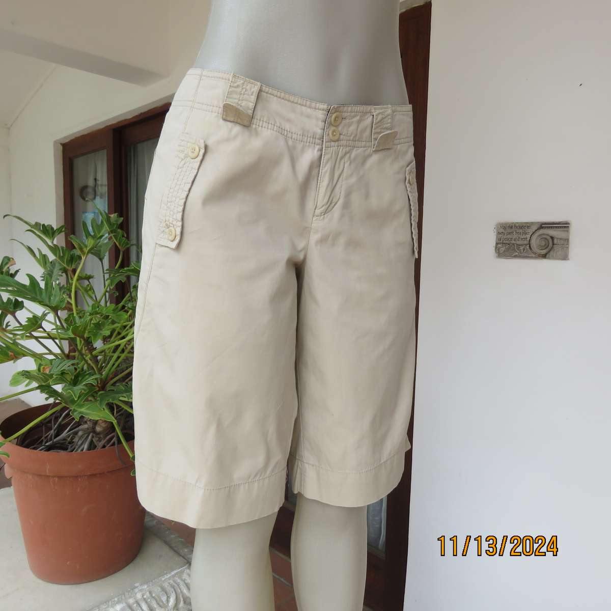 WOOLWORTHS beige knee length shorts size 36. Pockets back and front.100% cotton.