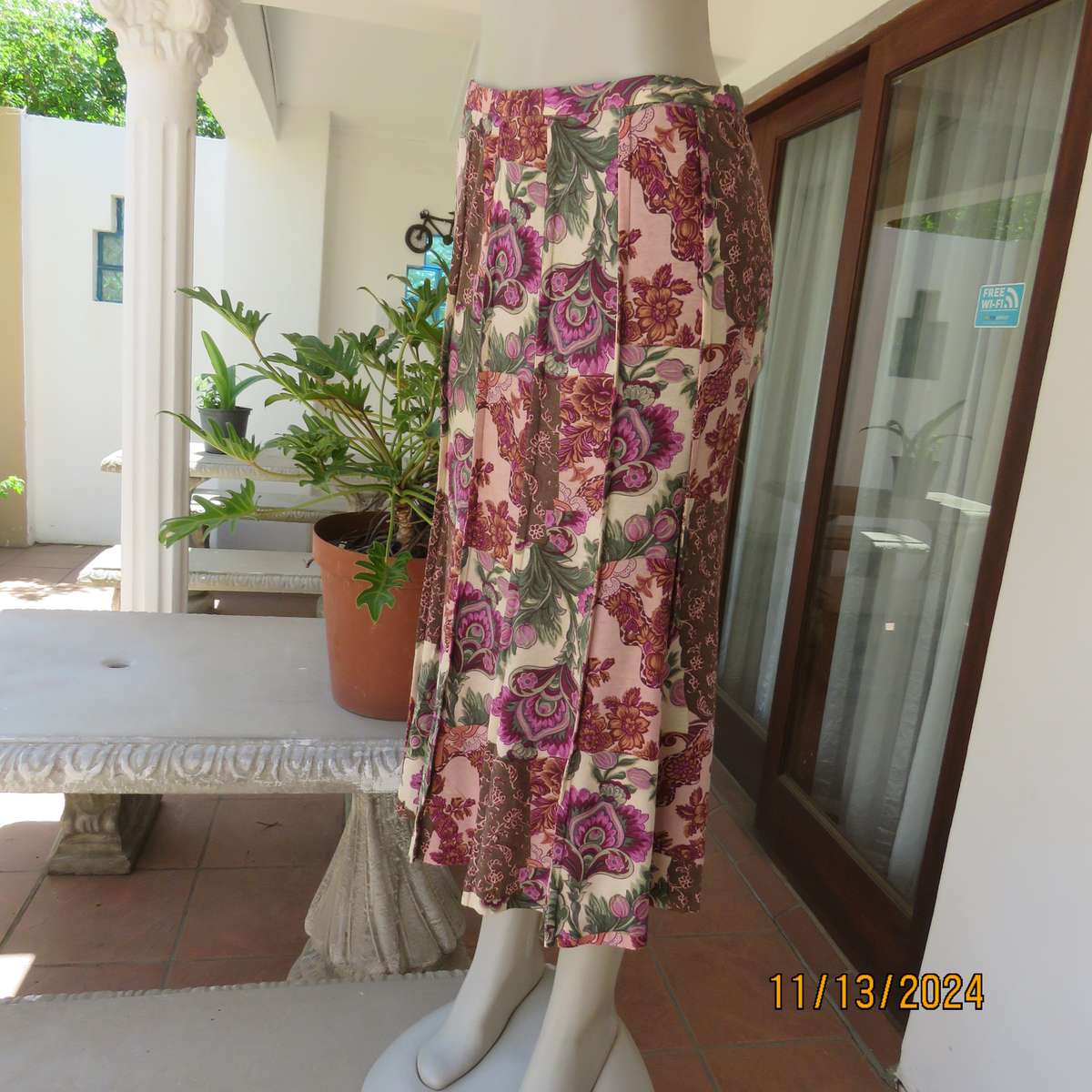 High quality vintage skirt in 12 panels. Size 36. Baroque patterns in cream-green-purple. Lined.